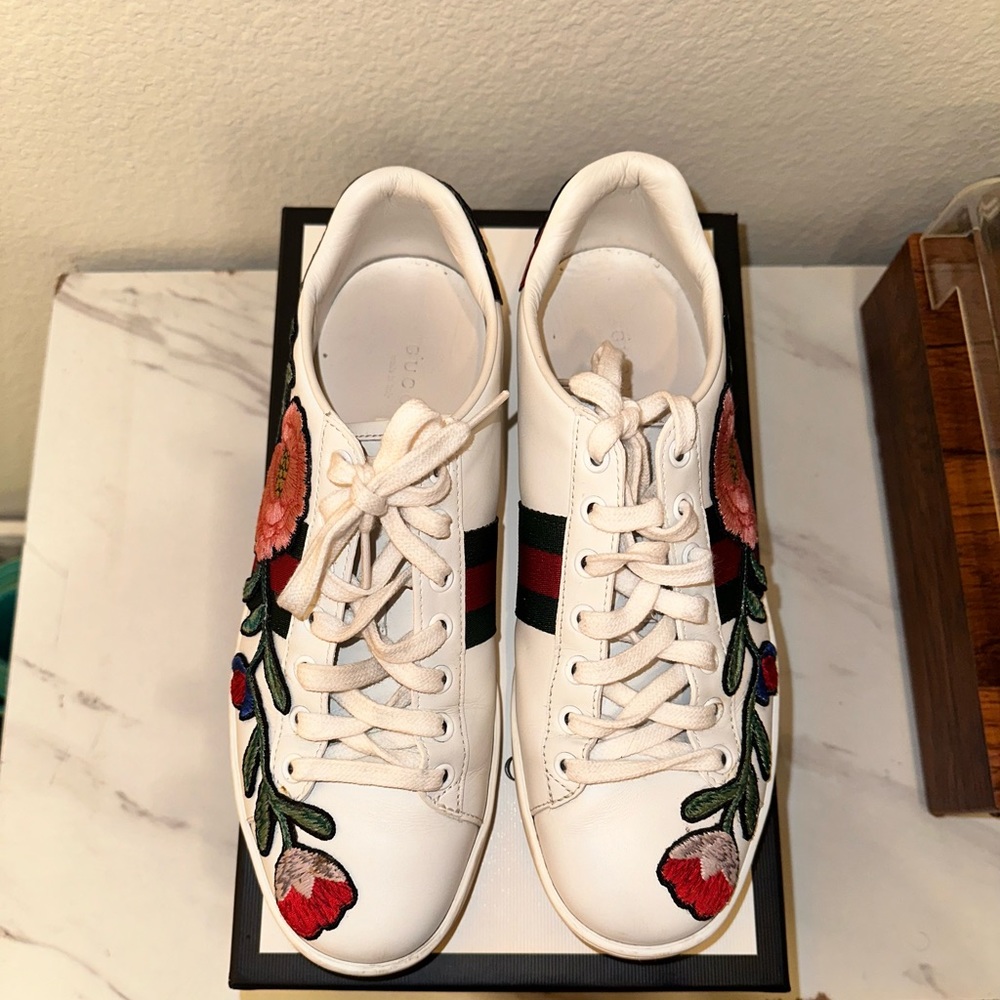 Gucci White Leather Sneakers with Red & Green Embroidered Detail - Picture 2 of 3